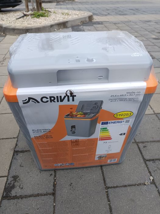 електрическа хладилна кутия на 12V и 220V 75€