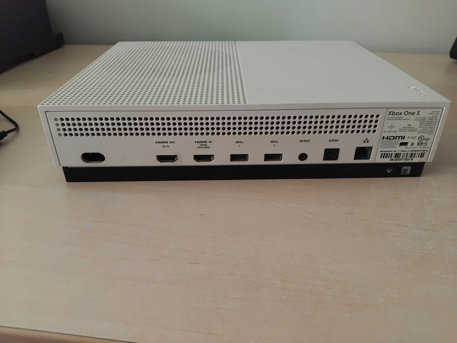 Xbox one S в комплект с 5 игри