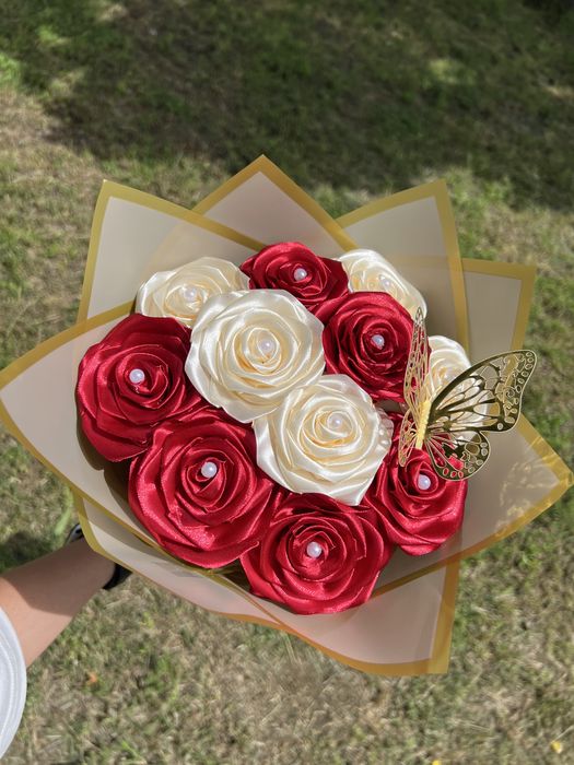 Букети от сатенени рози