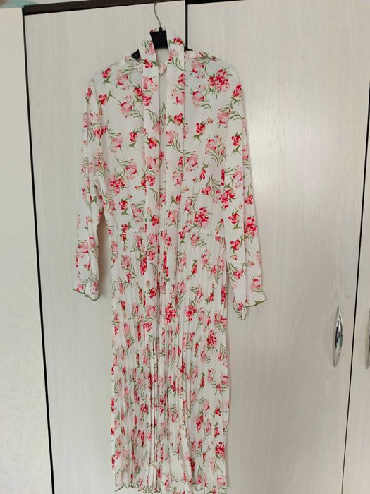 Платье 46-48 размер+ ветровка для девочки