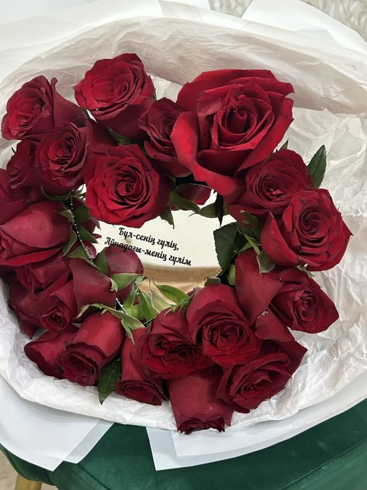 Букет из 25 роз с зерколем в форме сердца