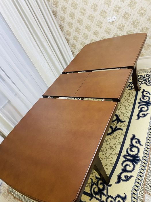 Стол для гостей в отличном состояний