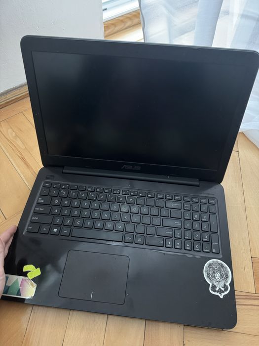 Laptop Asus x556u cu Windows 8