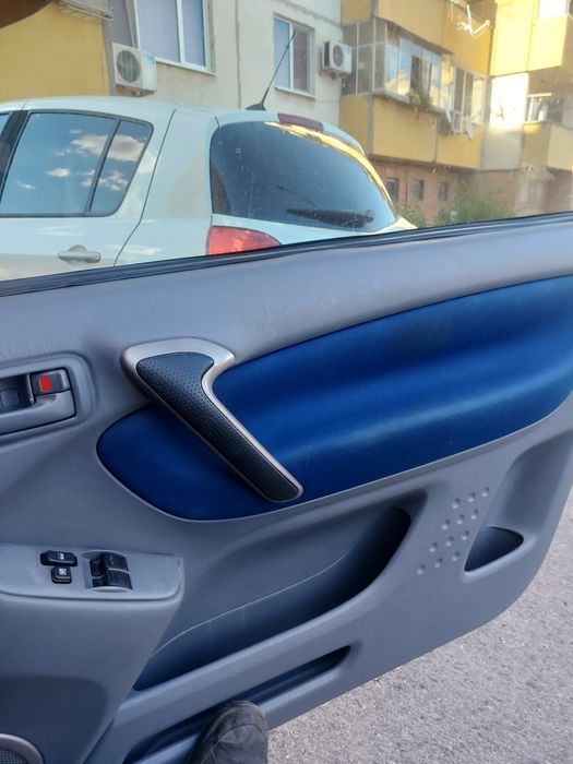 продавам тойота раф 4 много добро състояние бензин всичко платено