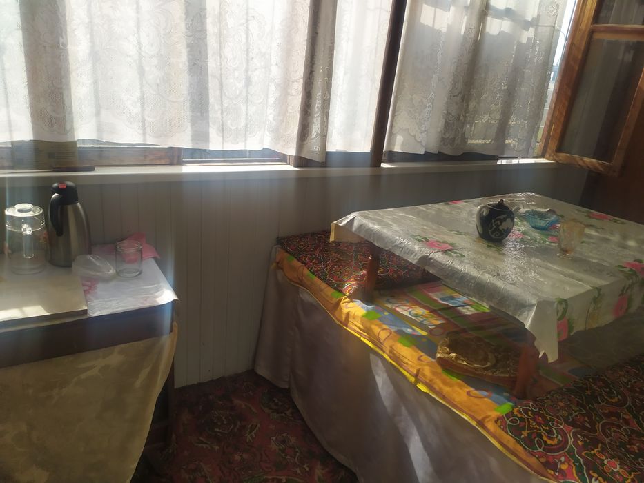 Продоетса квартира 4 комнатная  4 этаж  локатция отличная