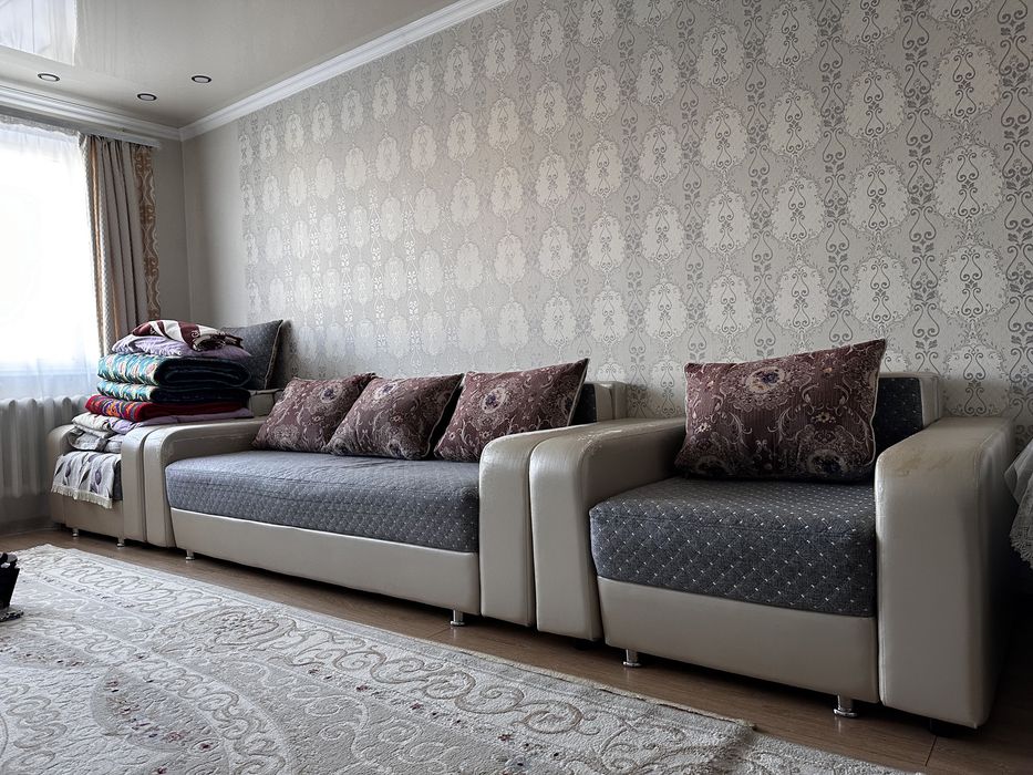 Гостиный диван и кресло