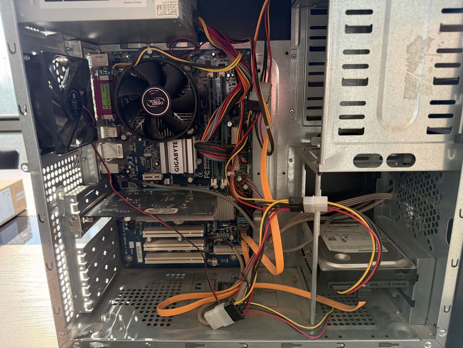 Продоется системный блок компьютера