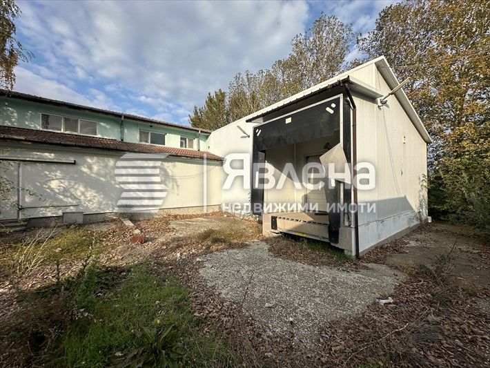 Продава се Склад в Добрич, Рилци - 1976 кв.м за 302 €/кв.м - Снимка #1