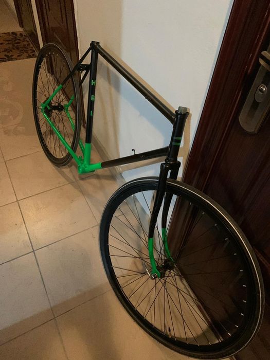 Bicicleta cursiera în restaurare, cu multe piese///ofer transport