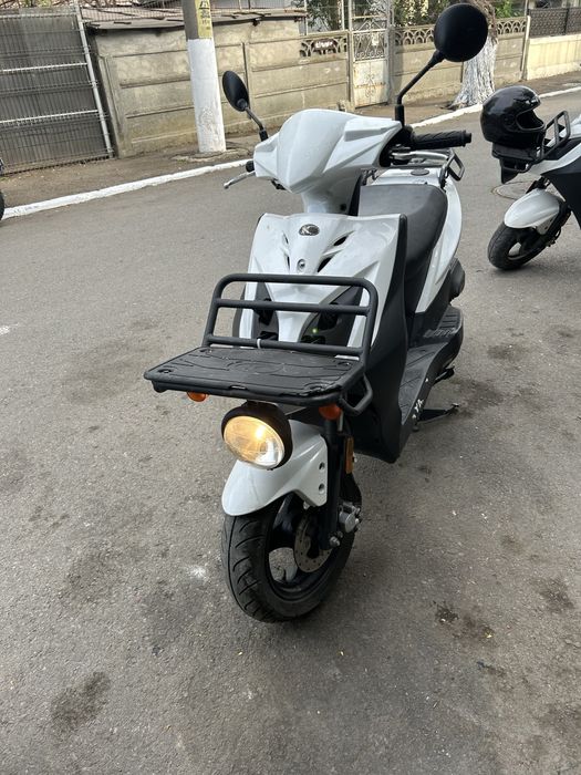 inchiriez  Scuter glovoo tazz bolt food