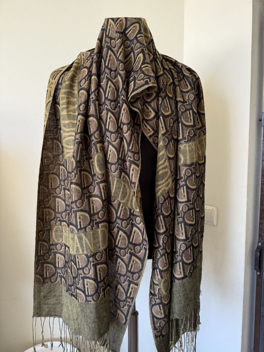 Esarfa C.D ior , impecabila