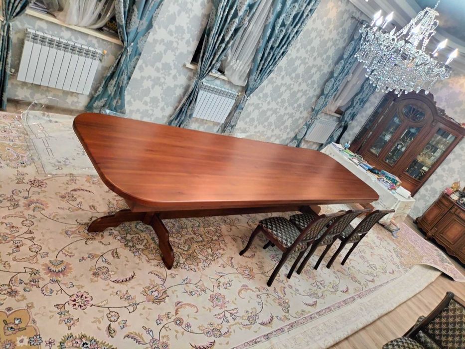 Стол со стульями для гостинной