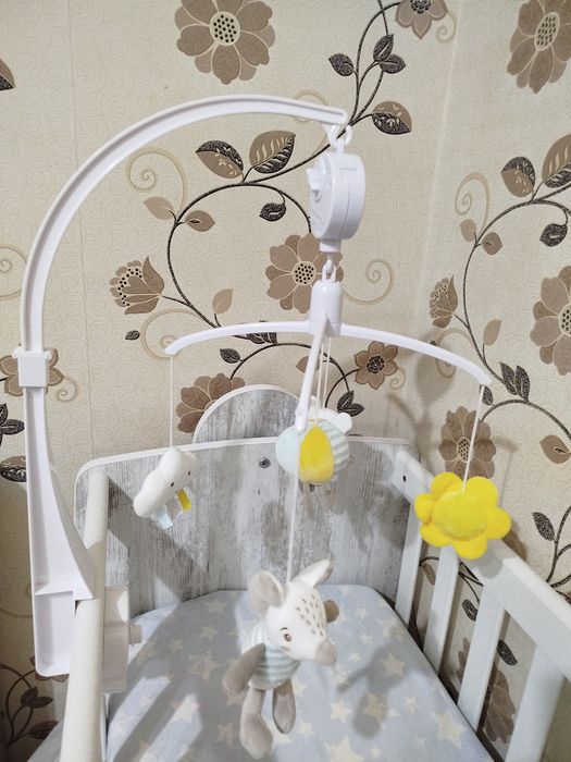 Музикална въртележка за бебешко легло