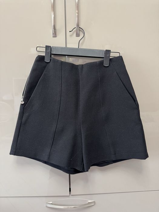 Шорты черные.