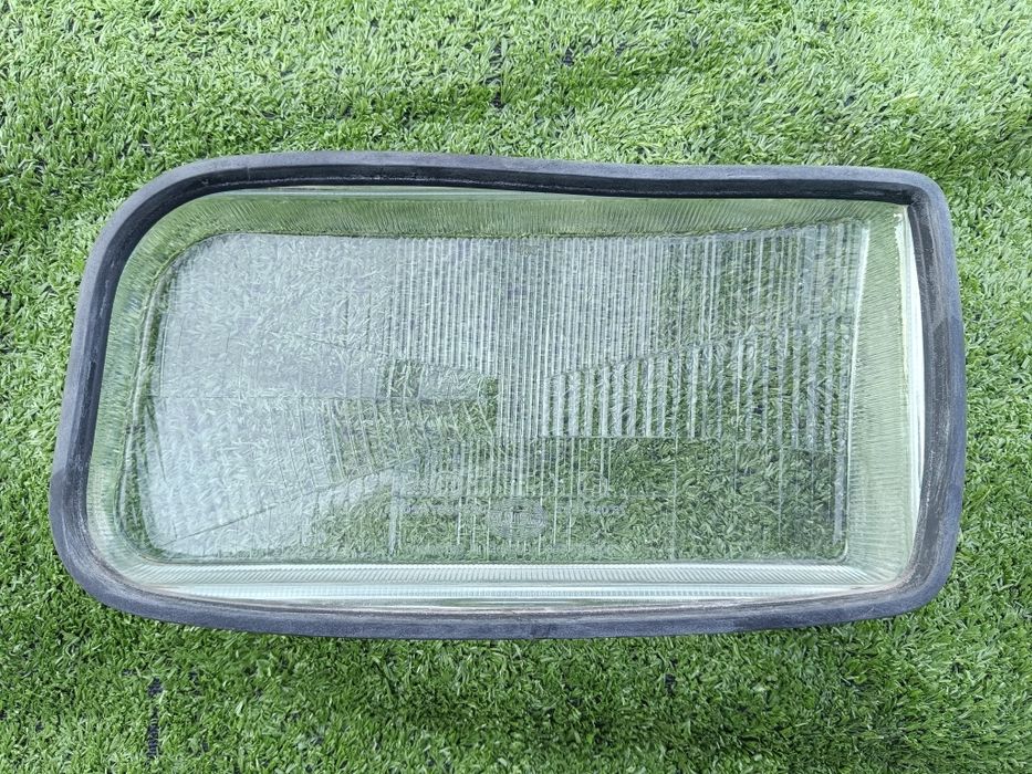 Стекло на фару Passat В3 оригинал.