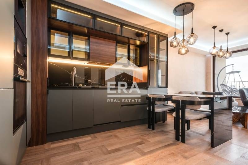 Тристаен, луксозно обзаведен апартамент за продажба, в нов жилищен ком