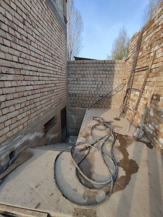 Срочно продается. 2 etajli, 6 xona + podval