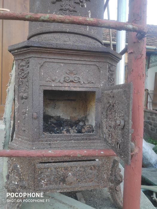 Vând soba veche din fonta