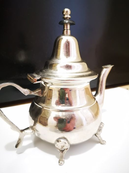 Посребрен чайник швейцарски