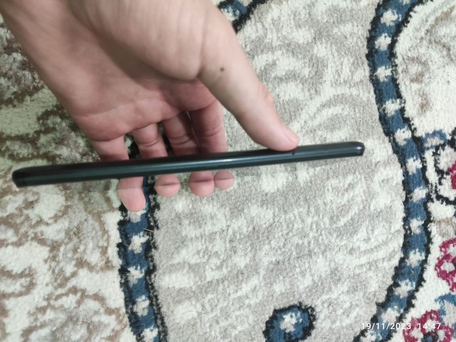 Yangi chiqqan Infinix Hot 11 play Idial holatdagi telifon.