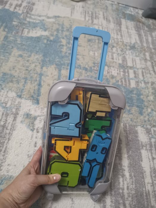 Продам игрушки:машинки, роботы