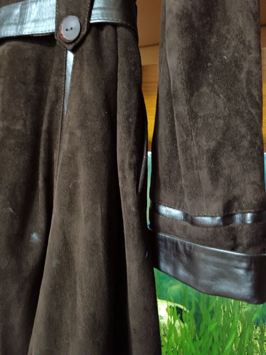 Замшевый коричневый плащ