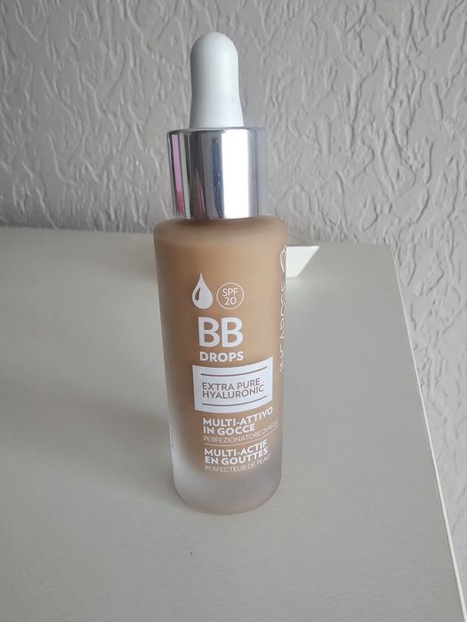 Crema (tip fond de ten) pentru orice tip de ten,cu acid hialuronic