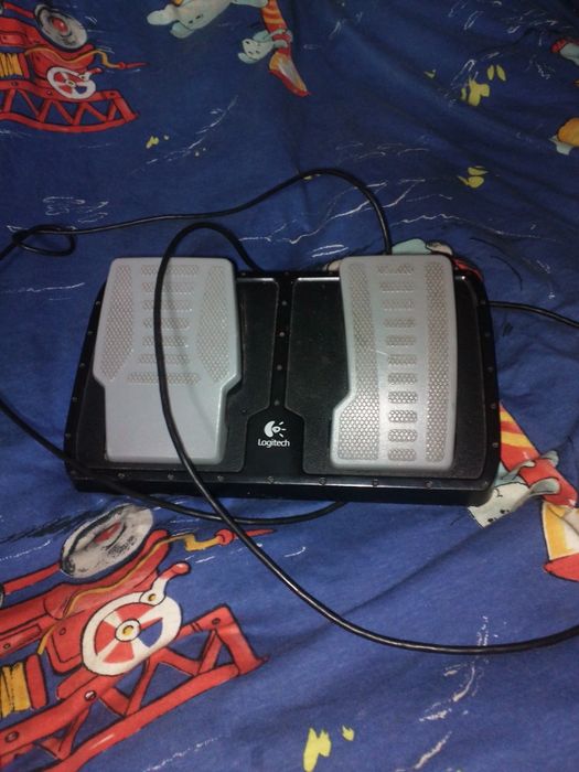 Vând volan Logitech