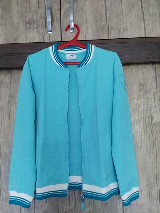 Продаю ветровку новую женскую