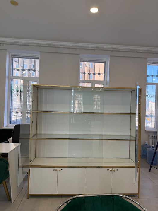 Витрина с полками