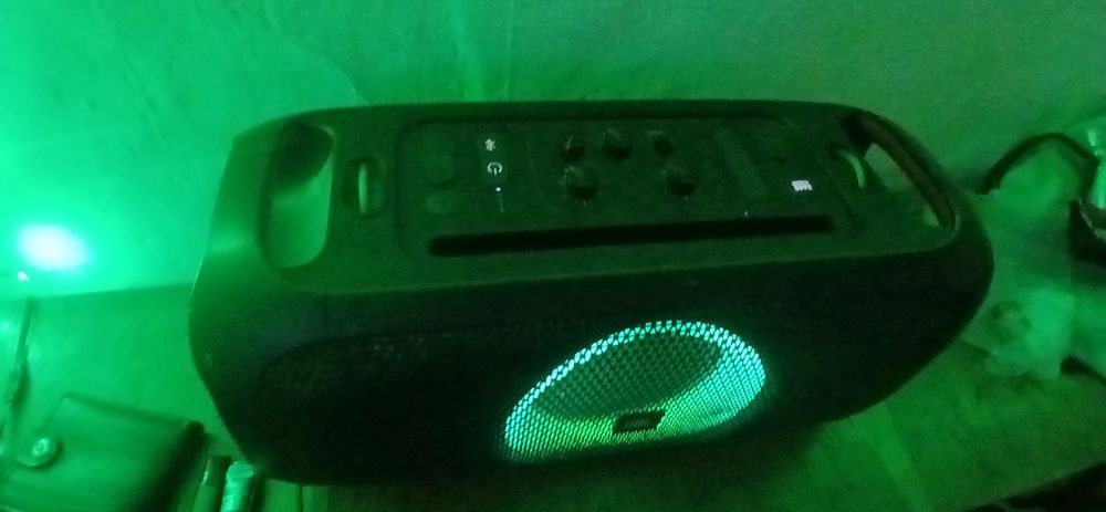 Boxa JBL 100W este impecabila acept si schimb