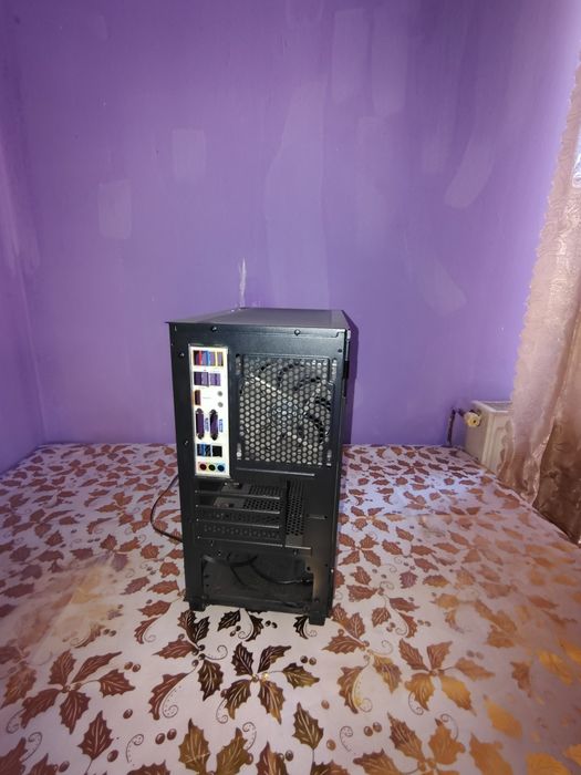 Vând carcasă PC gaming