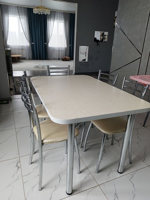 Продам кухонный стол со стульями