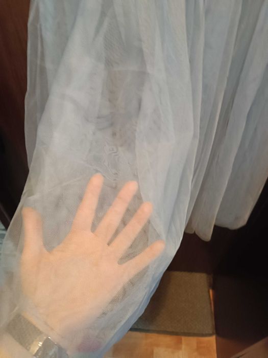 Продавам рокля с мъниста.