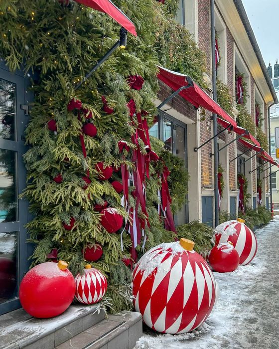 Новогоднее оформление фасадов зданий, дворов.