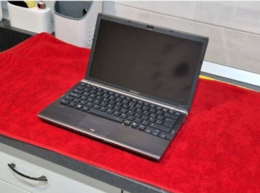 Laptop Sony Vaio cu doua pete pe display