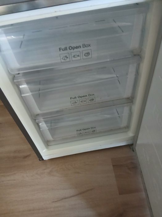 Продавам хладилник Samsung в много добро работно състояние. Уредът фун