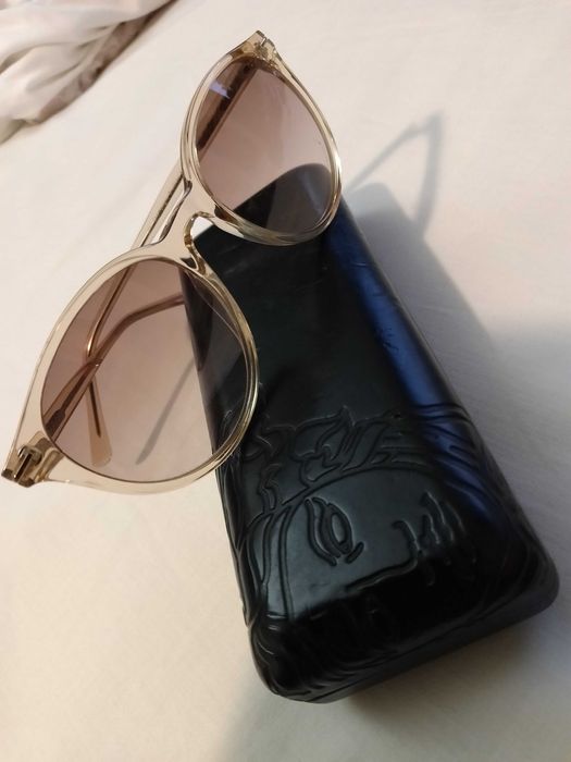 Продавам слънчеви очила