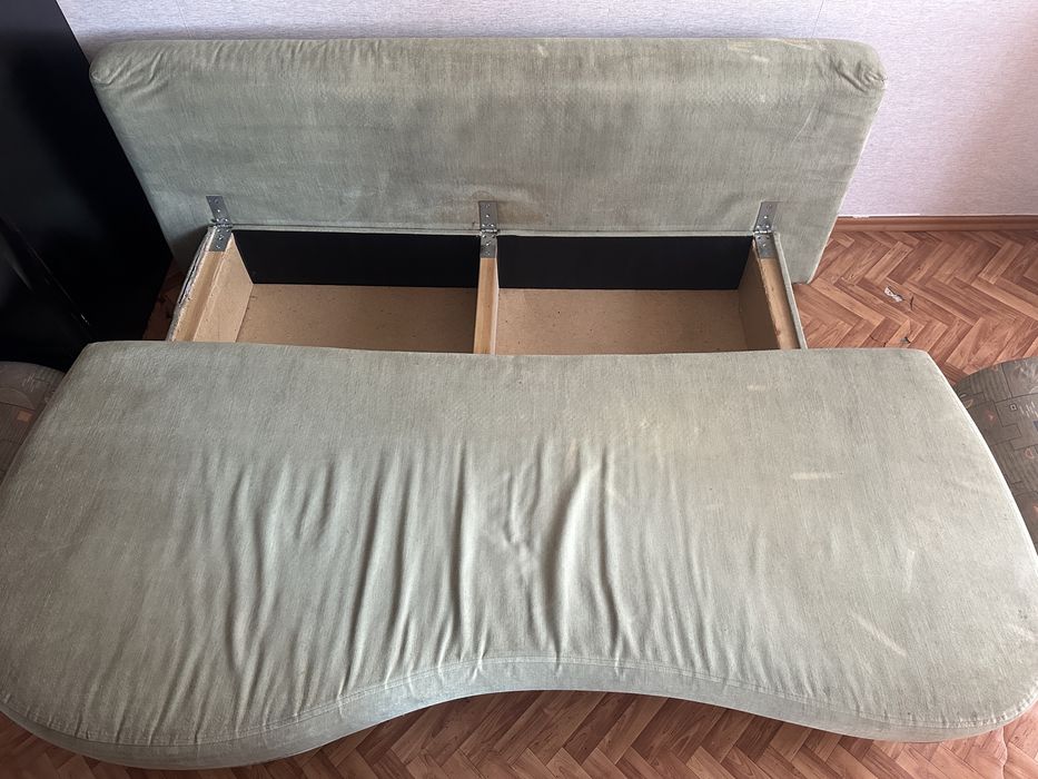 Продам диван . Цена 15.000тнг.