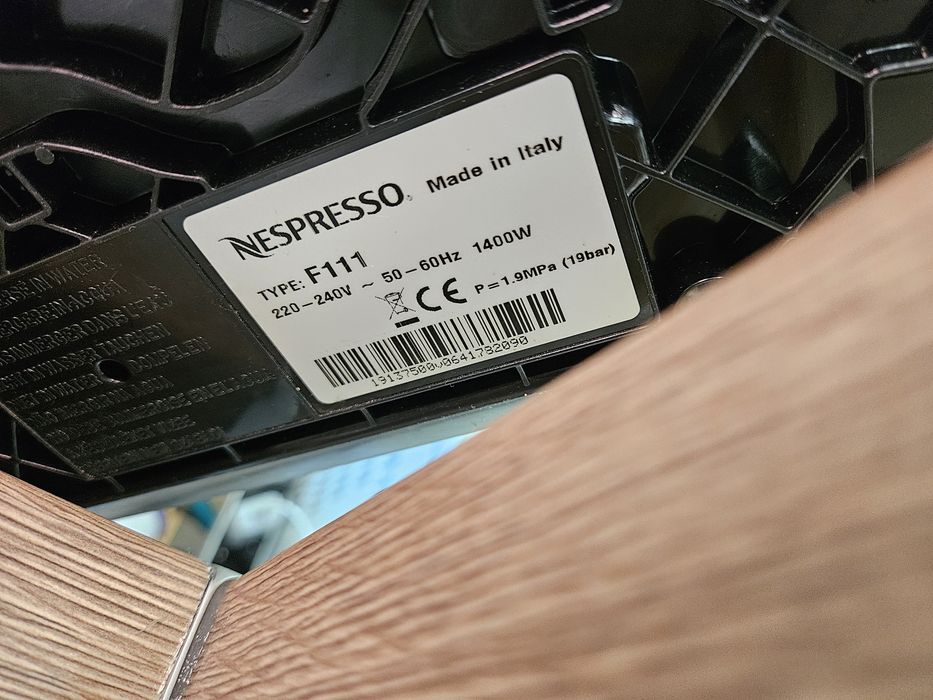 Кафемашина С Капсули Nespresso Lattissima One F111