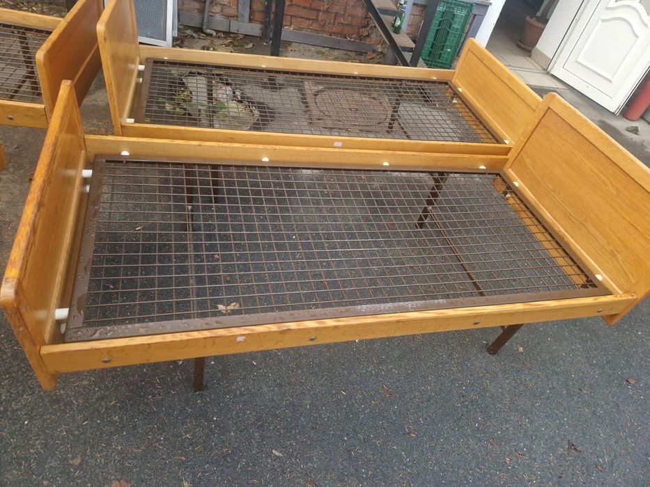 Vand paturi de metal cu cadru de lemn 2m / 90 cm