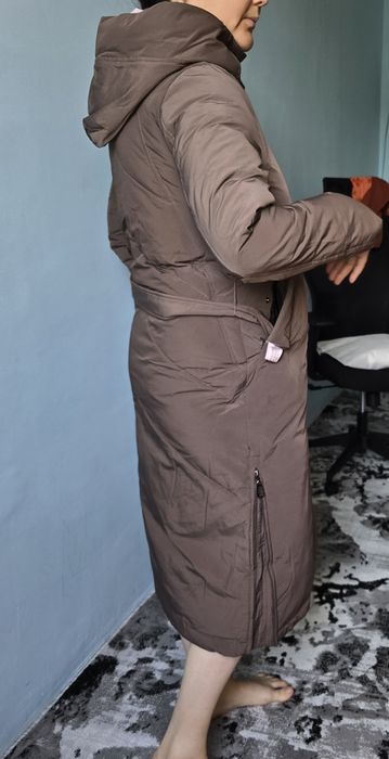 Женская удлинённая куртка
шоколадно-коричневого цвета
 Сезон зима
 Вид