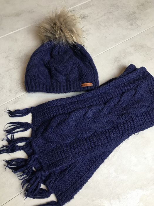 Продам шапку с шарфом для девочки.