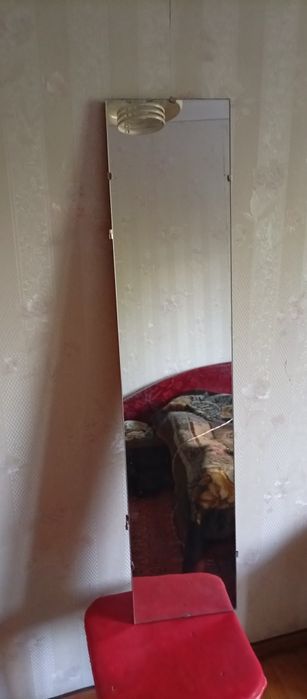 Зеркало настенное в идеальном состоянии, без царапин.Размер 85*55см