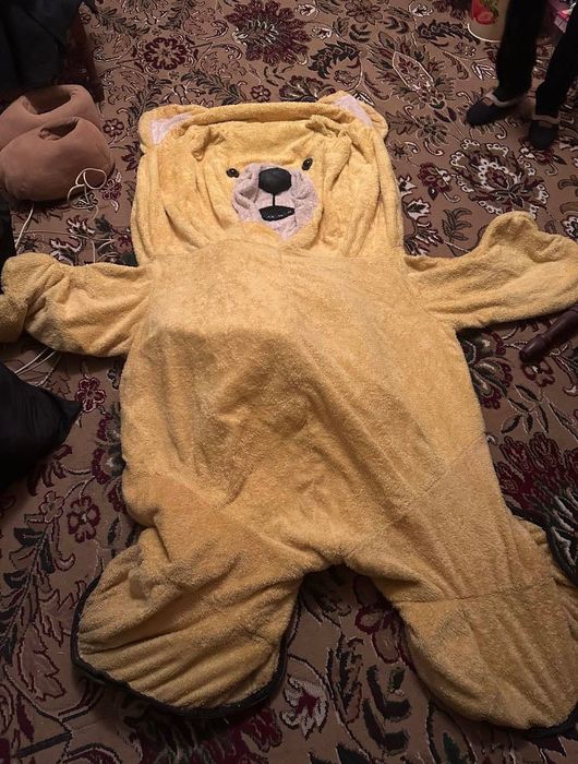 Yubka ostidagi mushukni yaladi