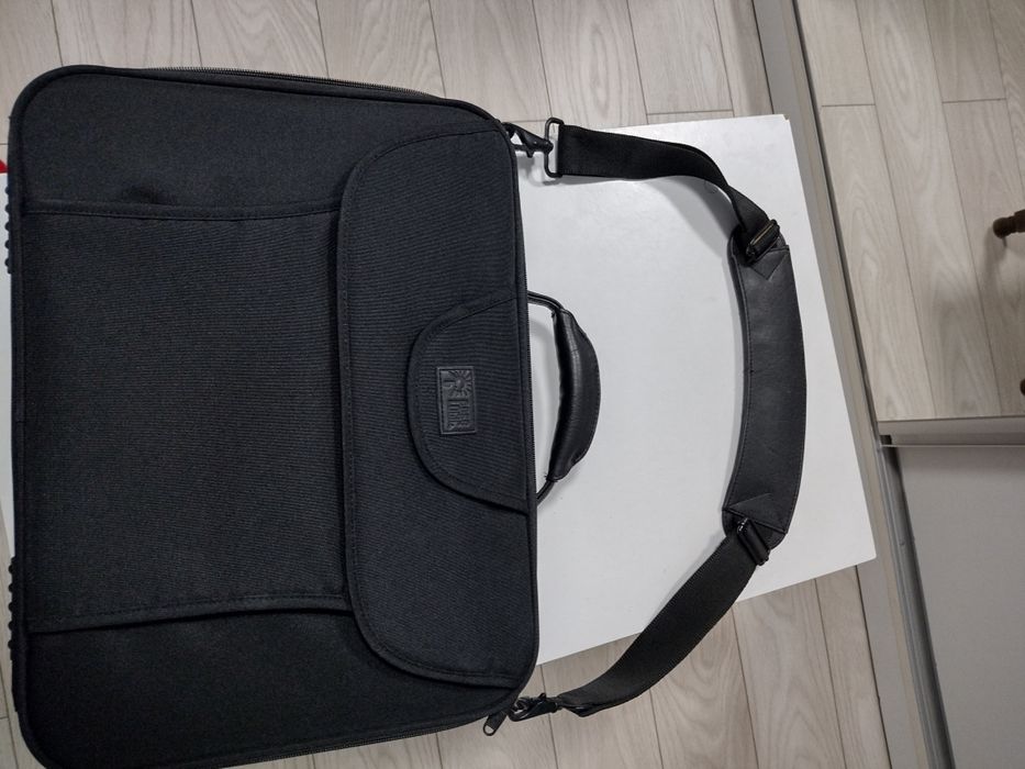 geantă laptop firma Case Logic