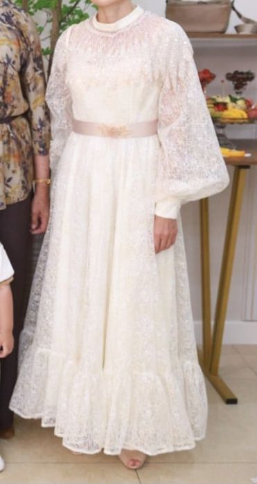 Нарядное платье цвета айвори