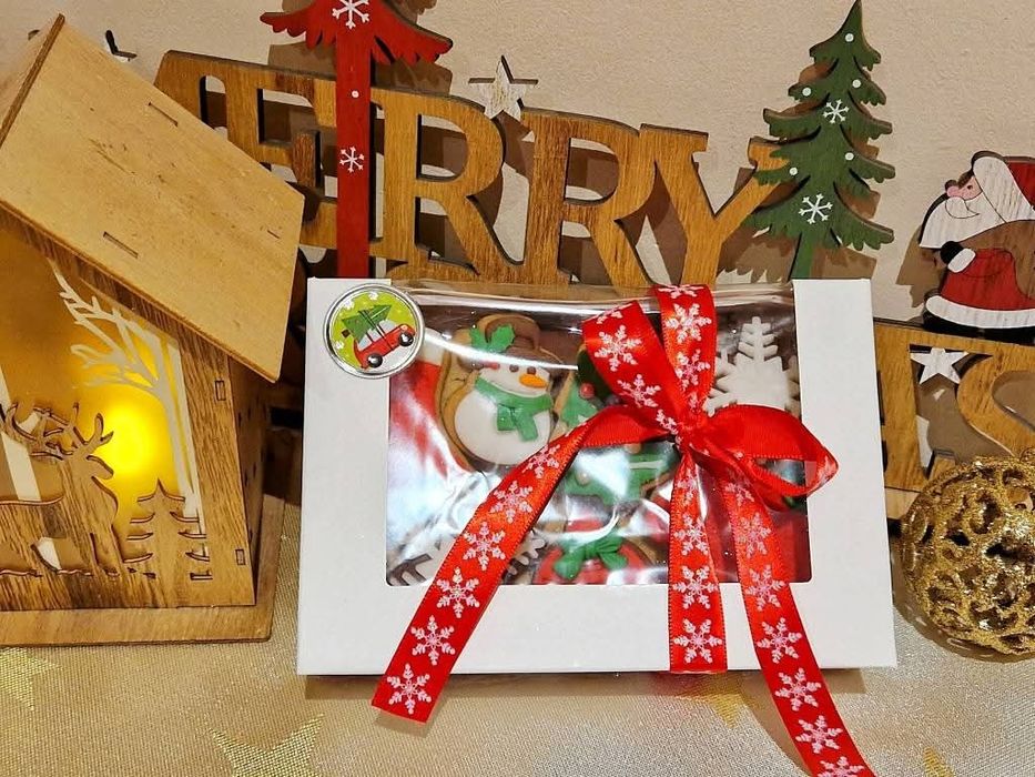Кутии с ръчнодекорирани сладки за  Коледа