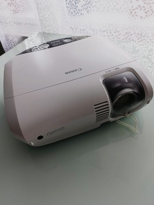 Proiector LCD Canon LV-8215. Doar 3 ore lampă – stare foarte bună