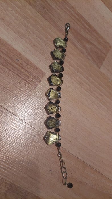 Brățară elegantă cu elemente din sticlă auriu-negru
